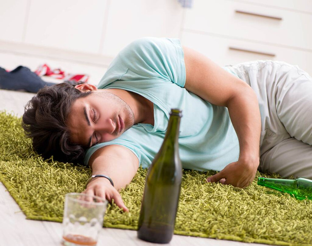 młody pijany przystojny mężczyzna po imprezie w domu - Zdjęcie, obraz