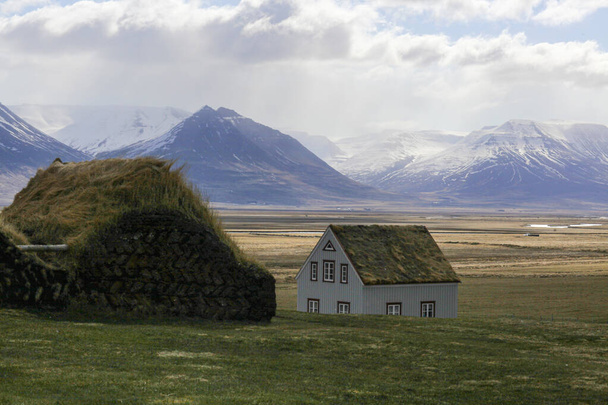casas rurales con un techo de hierba. El paisaje islandés
 - Foto, Imagen