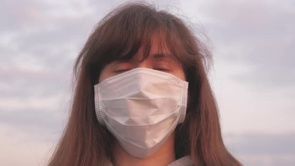 Protección contra virus y bacterias. concepto de supervivencia pandémica. mujer libre con una máscara médica protectora en la luz del atardecer. salud y seguridad, coronavirus N1H1, protección
. - Imágenes, Vídeo