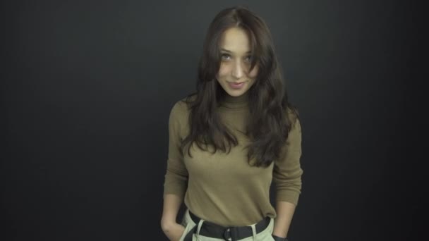 Schüchterne Schauspielerin mit langen, locker wallenden Haaren spielt Etudenrolle - Filmmaterial, Video