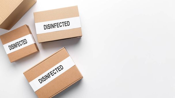 Set di scatole di cartone attendere la consegna, disinfettati da coronavirus
 - Foto, immagini