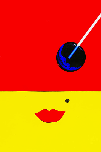 Karamell. das Aussehen einer Frau, Lippen und Maulwurf. roter gelber Hintergrund. hartes Sonnenlicht - Foto, Bild