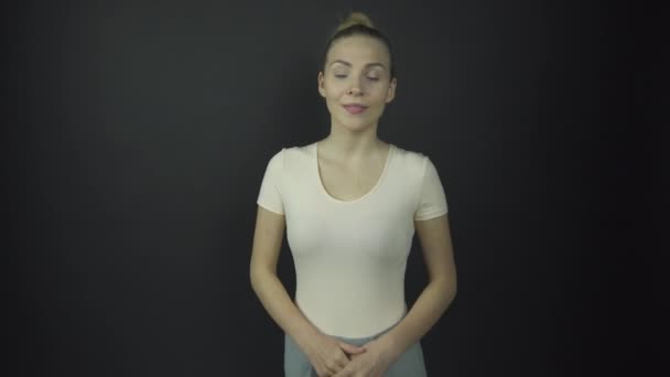 zelfverzekerde mooie model toont acteren vaardigheden en glimlacht - Video