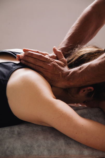 Séance de massage. Mains masculines sur le cou d'une femme
 - Photo, image