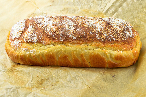Frissen sütött tápláló és arany színű kenyér házi, izolált bézs papír - Fotó, kép