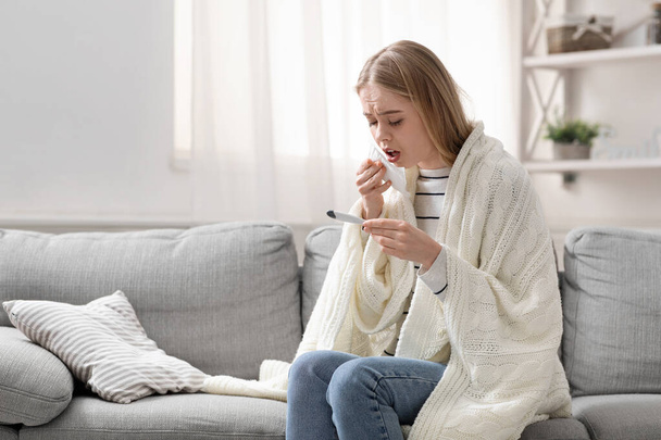 Covid-19 donna infetta con febbre tosse a casa
 - Foto, immagini