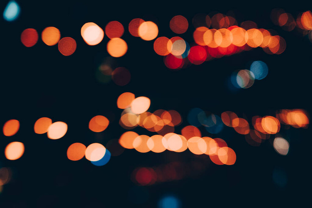Abstrakte Unschärfe defokussiertes Nachtbokeh-Licht im städtischen Hintergrund. - Foto, Bild