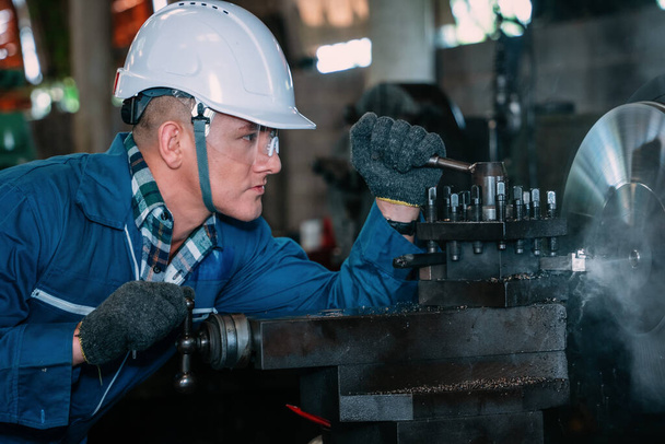 Kafkas makine mühendisinin metal fabrikasındaki torna makinesini işleten endüstri arka planı - Fotoğraf, Görsel