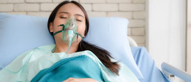 asian woman patient on bed in hospital with wearing oxygen mask - Fotografie, Obrázek