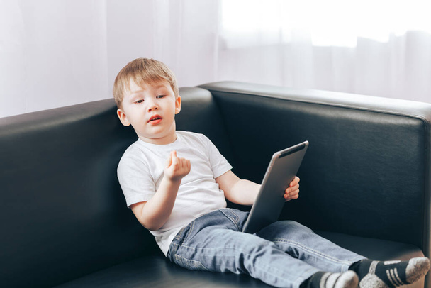 Kleiner Junge mit Tablet - Foto, Bild