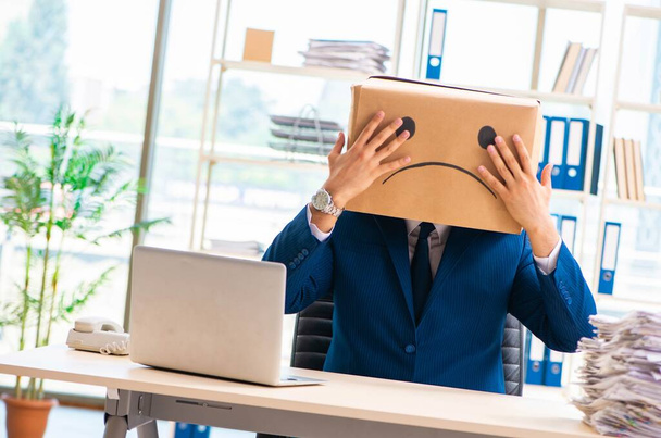 Un hombre infeliz con caja en lugar de su cabeza
 - Foto, imagen