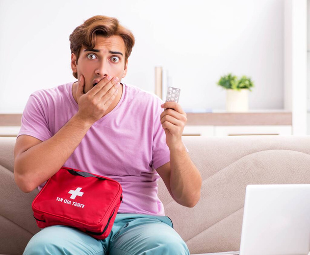 Kranker Mann zu Hause mit Verbandskasten - Foto, Bild