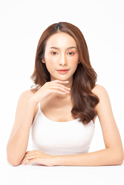Schoonheid aziatische vrouwen portret gezicht met natuurlijke huid en huidverzorging gezond haar en huid close-up gezicht schoonheid portret. - Foto, afbeelding