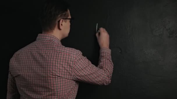 homme écrit formule mathématique sur tableau noir
 - Séquence, vidéo