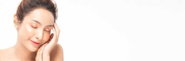 Banner beleza asiática mulheres tocando macio rosto retrato bochecha com pele natural e cuidados da pele saudável cabelo e pele close-up rosto beleza retrato
. - Foto, Imagem
