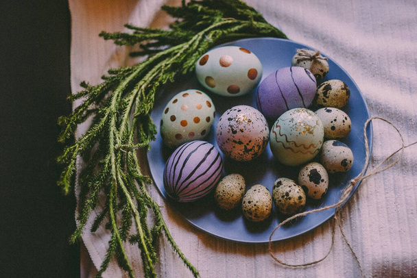 Oeufs colorés de Pâques peints à la main
.  - Photo, image