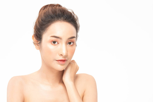 Belleza mujeres asiáticas retrato cara con piel natural y cuidado de la piel cabello sano y la piel de cerca retrato de belleza facial
. - Foto, Imagen