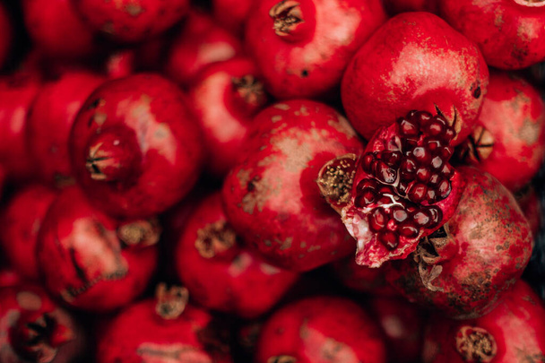 sabrosa granada roja madura en el mercado alimentario
 - Foto, Imagen