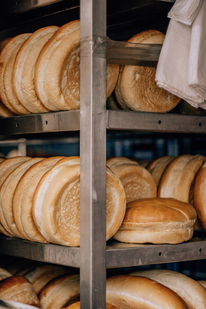 vers warm brood, bakkerij winkel - Foto, afbeelding