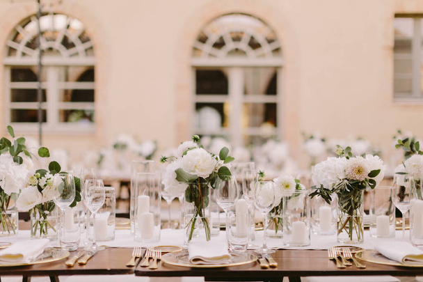 esküvői fogadás bankett asztal lefedettség. Luxus esküvői fogadás Olaszországban. esküvő bankett dekoráció háttér. - Fotó, kép