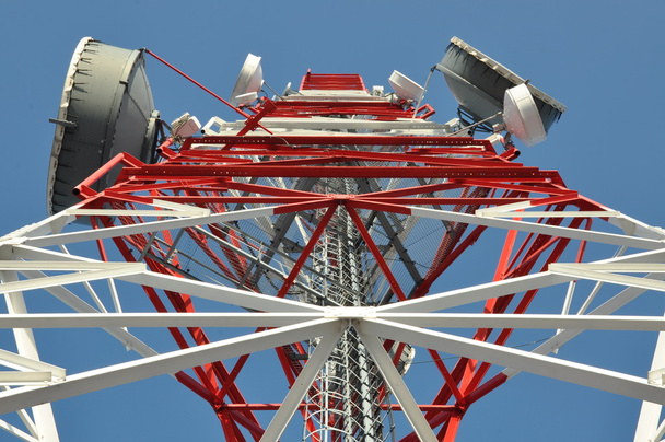 toren van communicatie met antennes - Foto, afbeelding
