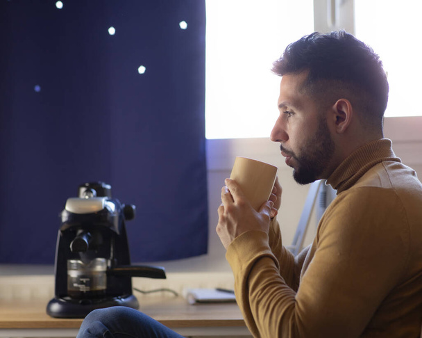 Mann im Pullover trinkt zu Hause Kaffee - Foto, Bild