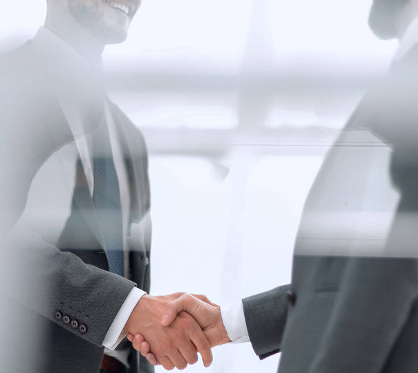handshake is serious business partners - Foto, imagen
