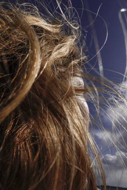 Stockholm, Svédország április 14, 2020 Egy nő fogása nap és a haj. - Fotó, kép