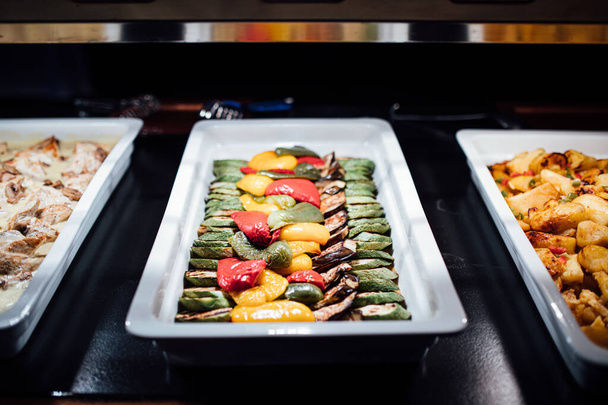 Ποικιλία από ψητά λαχανικά σερβιρισμένα σε ειδική περίσταση εορταστικό μπουφέ δείπνου Vegan side dish.Μεσογειακή κετογενετική διατροφή.Μελιτζάνες, Ζουτσίνι και πάπρικα grill.Υγιεινό μενού μπουφέ γαμήλιου δείπνου - Φωτογραφία, εικόνα