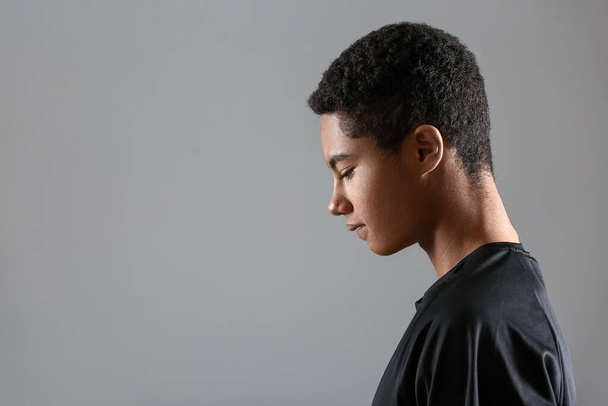 Młody afro-amerykański piłkarz na szarym tle - Zdjęcie, obraz