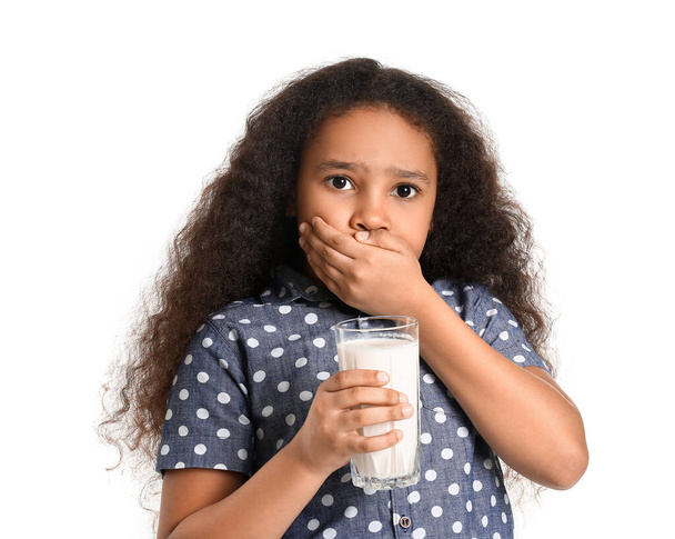Klein Afrikaans-Amerikaans meisje met zuivelallergie op witte achtergrond - Foto, afbeelding