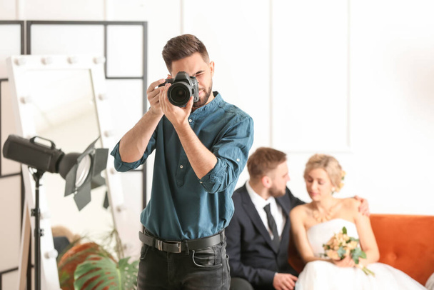 Retrato de fotógrafo masculino en estudio - Foto, Imagen