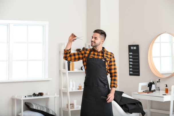 Portret męskiego fryzjera w salonie - Zdjęcie, obraz