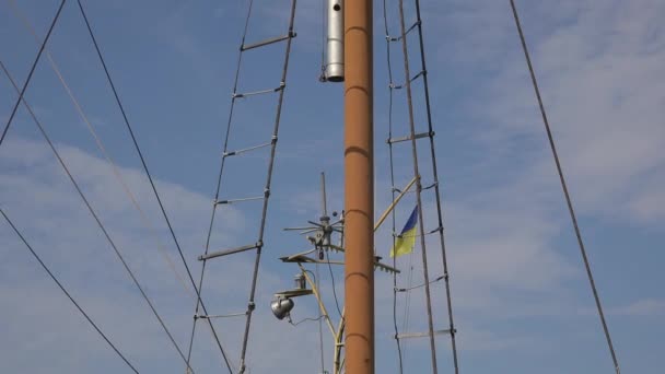 Wooden mast of sailboat with viewing platform on top - Footage, Video