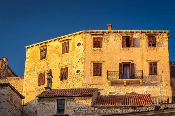Antiguos edificios del centro histórico de la ciudad croata de Sibenik en el mar Mediterráneo, Europa
. - Foto, imagen