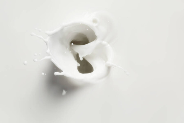 Roiskahdus tuoretta maitoa, ylhäältä
 - Valokuva, kuva