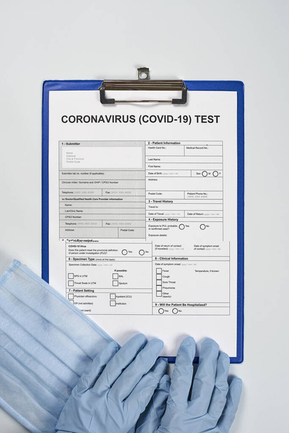 Ręce nierozpoznawalnego lekarza lub pielęgniarki wypełniające formularz testu koronawirusowego. Zrób test COVID-19. Test na 2019-ncov. Formularz badania lekarskiego nowego koronawirusa - Zdjęcie, obraz