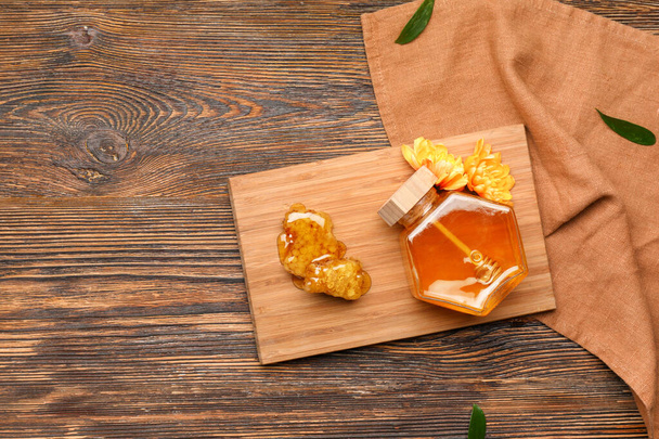 Egy üveg édes méz fa háttér - Fotó, kép