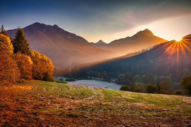 Jesienny krajobraz górski rano o wschodzie słońca. Park Narodowy Mala Fatra, Słowacja, Europa. - Zdjęcie, obraz