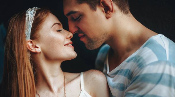 Inkivääri nainen pisamia ja hänen brunette rakastaja suudella ja viettää aikaa yhdessä
 - Valokuva, kuva