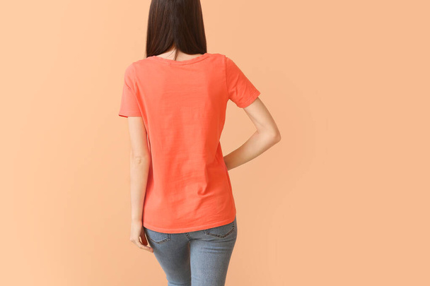 Woman in stylish t-shirt on color background - Zdjęcie, obraz