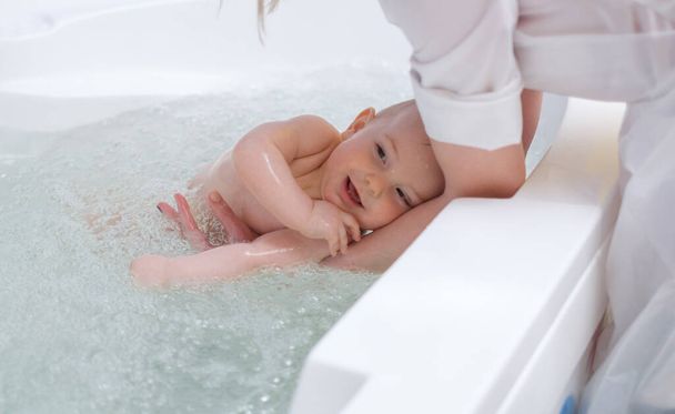 Vauva poika saada vesihieronta
 - Valokuva, kuva