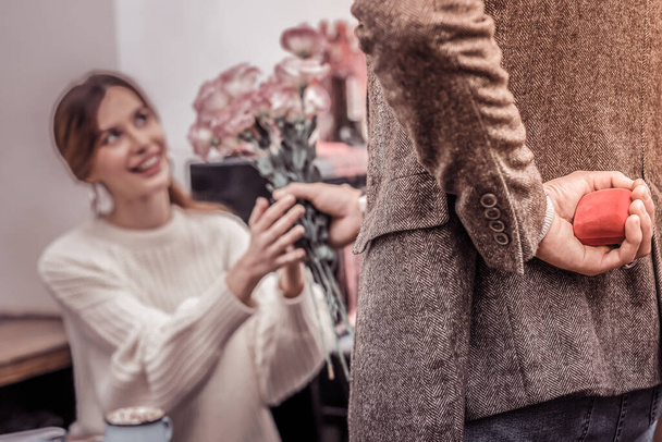 Man gifting flowers to woman. About to propose - 写真・画像