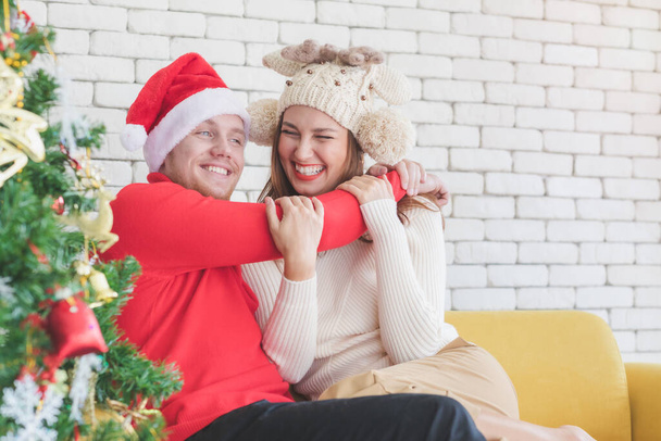 Lähikuva kuva nuori valkoihoinen pari onnellisesti flirttailla toisilleen tänä juhlava joulu kausi
. - Valokuva, kuva