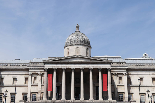 Der größte Stolz des Vereinigten Königreichs - die Nationalgalerie am Trafalgar Square. Der Haupteingang der Galerie mit wunderschönen Säulen und auf dem Dach eine alte Kuppel. Galerie ist eine wohltätige Einrichtung. - Foto, Bild