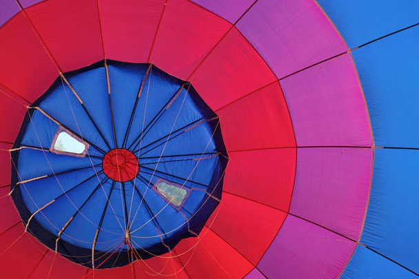 Sıcak hava balonunun kubbesinin iç görüntüsü. - Fotoğraf, Görsel