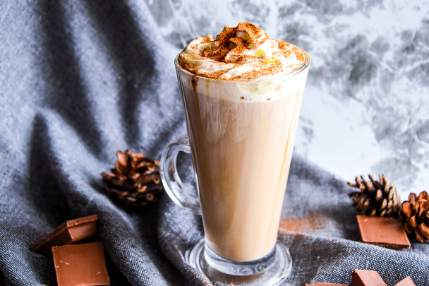 Eiskaffee mit Eis und Sahne, Schokolade, Milchschokoladencocktail oder kalter Schlagkaffee mit Milch, Weihnachtsgetränke, Winterkonzept - Foto, Bild