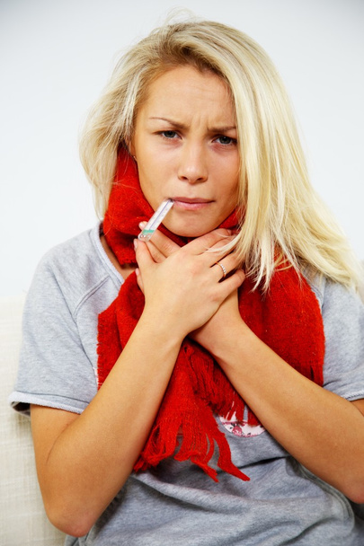 Nemocná mladá žena s teploměrem doma - Fotografie, Obrázek