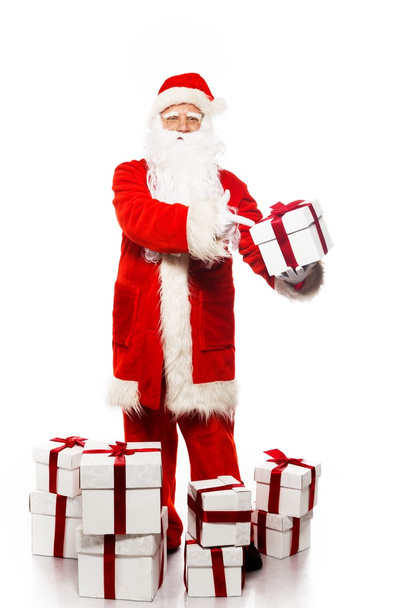 Санта-Клаус с подарочными коробками изолированы на белом фоне
 - Фото, изображение