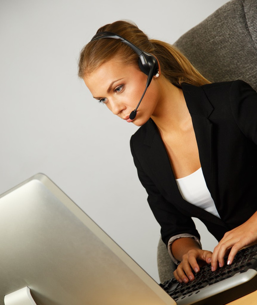 mooie helpdesk office ondersteuning vrouw met hoofdtelefoon - Foto, afbeelding